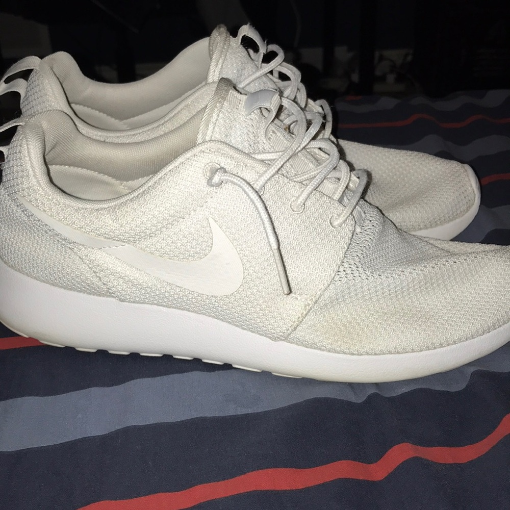Size 10.5 white nike roshe